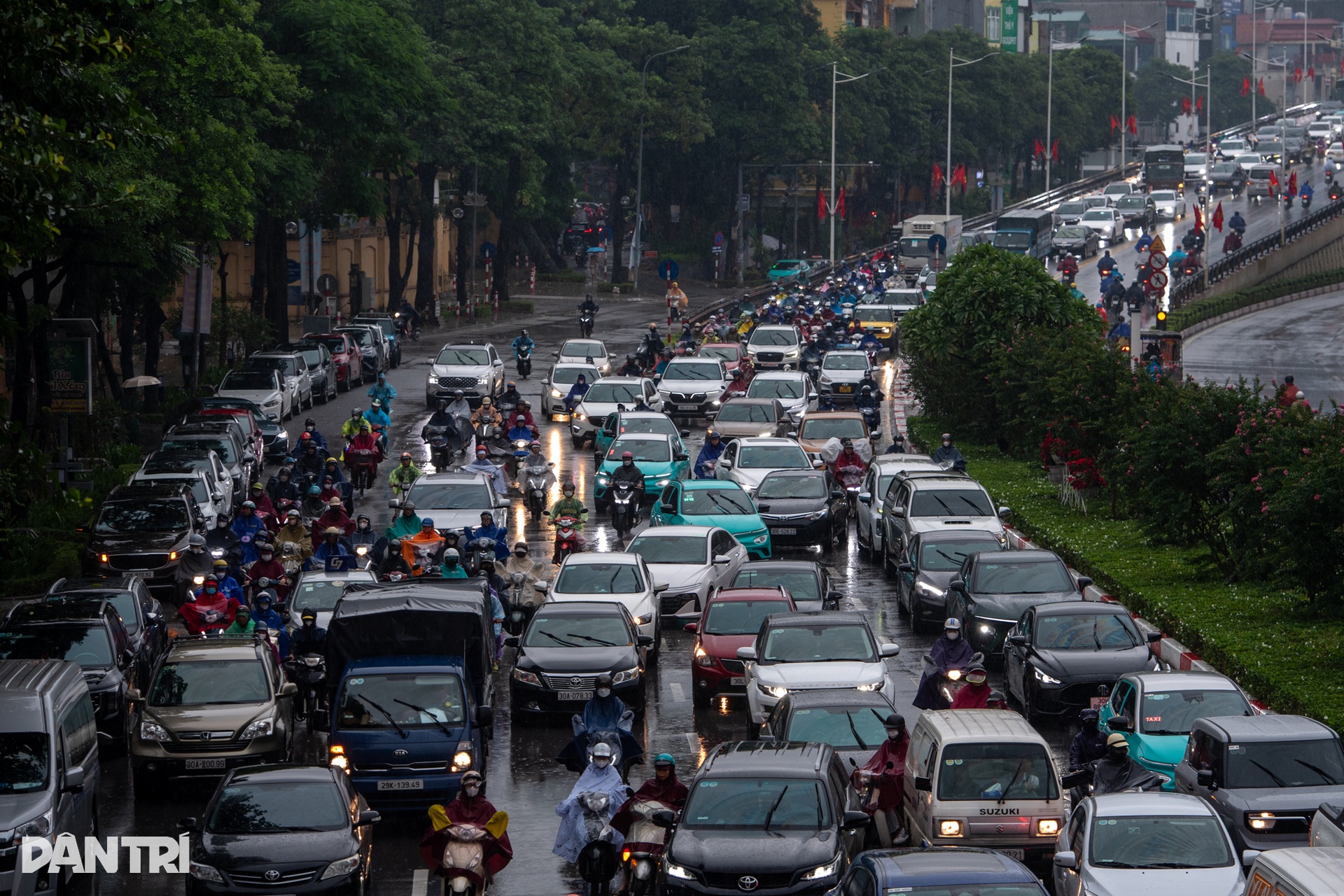 Mưa rả rích kéo dài, giao thông Hà Nội tê liệt nhiều tuyến đường - 9