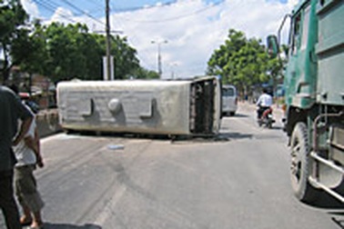 Xe khách lật nghiêng giữa đường