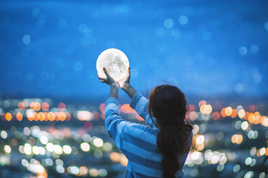 Thương những vầng trăng cũ