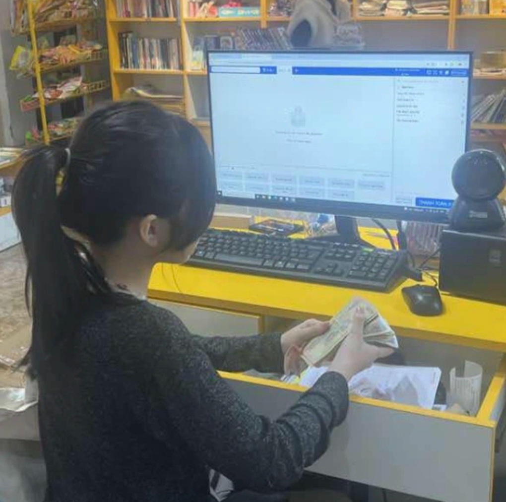 Khối nghỉ hè phụ bán sách: Cười ngất với đủ chuyện đầy kịch tính - 2 Khối nghỉ hè phụ bán sách: Cười ngất với đủ chuyện đầy kịch tính - 2