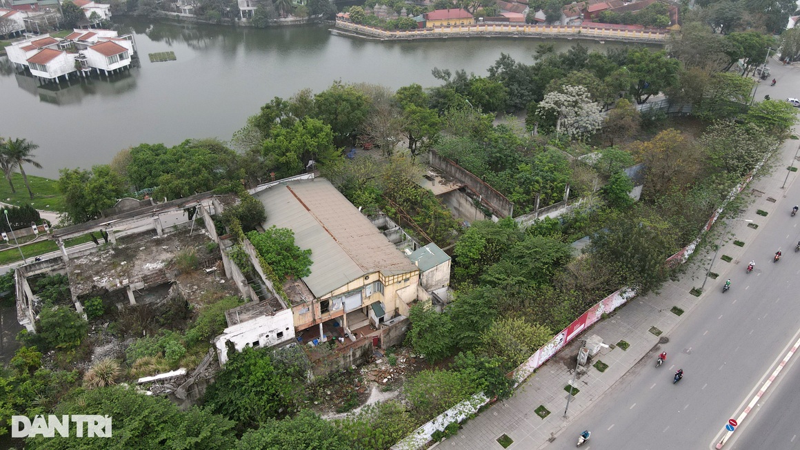 Lô đất vàng còn sót cạnh hồ Tây bất ngờ xuất hiện bảng tên Tân Hoàng Minh - 15 Lô đất vàng còn sót cạnh hồ Tây bất ngờ xuất hiện bảng tên Tân Hoàng Minh - 15