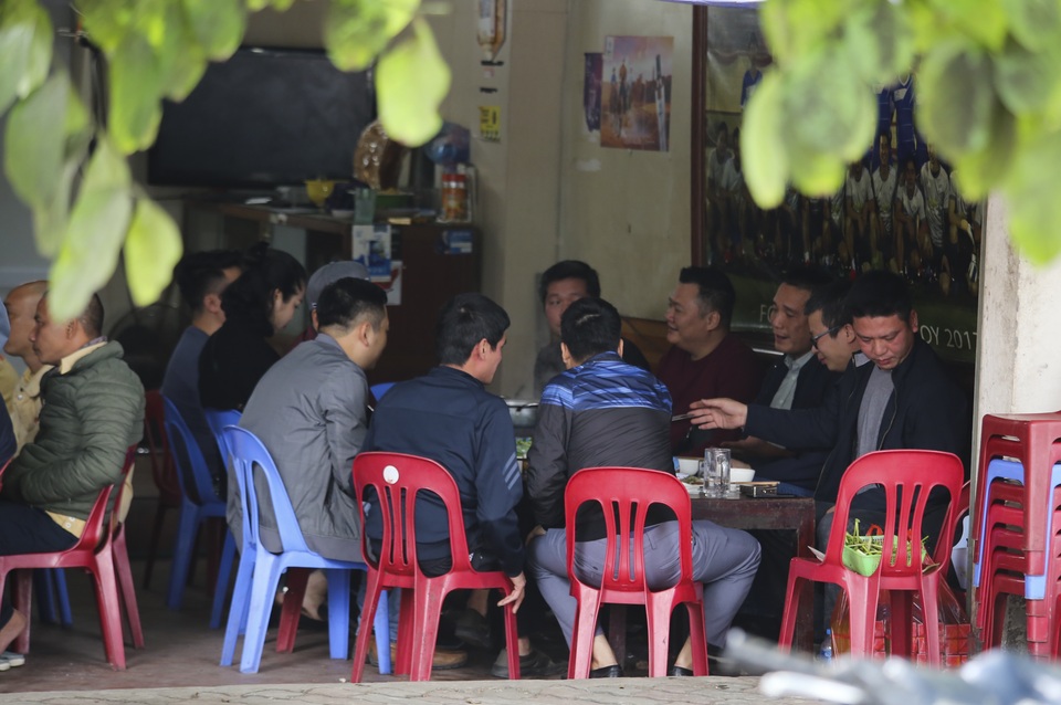 Hàng loạt quán ăn, quán cà phê đông khách trở lại: Ít người đeo khẩu trang - 3 Hàng loạt quán ăn, quán cà phê đông khách trở lại: Ít người đeo khẩu trang - 3