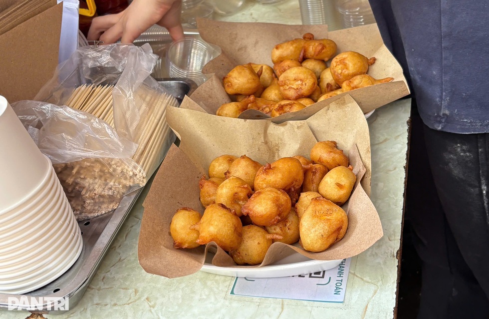 ហាងនំចេកដ៏ចម្រូងចម្រាសនៅទីក្រុងហាណូយ អតិថិជននៅតែរង់ចាំ បើទោះជាមិនទាន់ដល់ពេលបើកក៏ដោយ - ៥ Quán bánh chuối gây tranh cãi ở Hà Nội, chưa tới giờ bán, khách vẫn cố chờ - 5