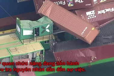 Khoảnh khắc hàng chục container từ tàu rơi xuống biển tại cảng