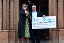 Trúng độc đắc gần 150 triệu USD, cặp đôi quyết định chia giải cho 50 người khác