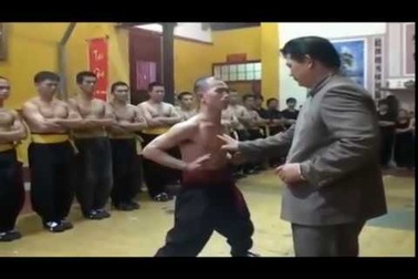 Màn biểu diễn "truyền điện" của võ sư Huỳnh Tuấn Kiệt