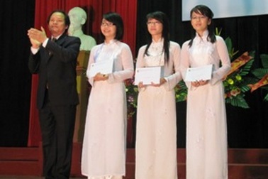 Đề xuất Thủ tướng khen thưởng 7 sinh viên xuất sắc 