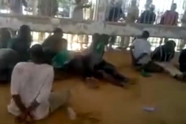 Phẫn nộ video quân nổi dậy Libya nhốt người da đen như súc vật