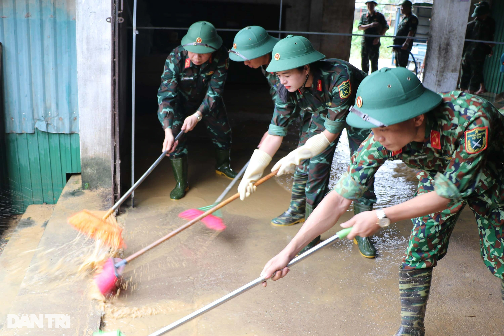 Lực lượng vũ trang có mặt tại điểm nóng giúp dân sau mưa lũ - 5 Lực lượng vũ trang có mặt tại điểm nóng giúp dân sau mưa lũ - 5