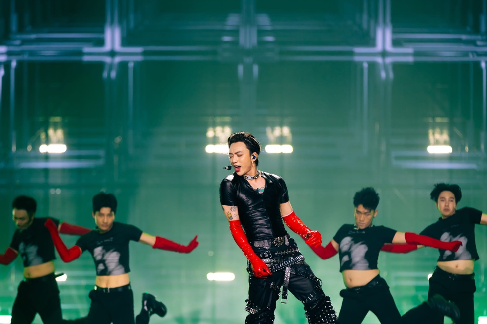 SOOBIN diện trang sức 5 tỷ đồng, thay 20 trang phục trong concert đầu tiên - 6