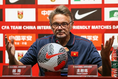 HLV Philippe Troussier: "Tuyển Việt Nam sẽ chơi phòng ngự trước Hàn Quốc"
