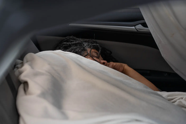 Mỹ: Gia đình sống trên ô tô, buổi tối nhịn uống nước để không đi vệ sinh