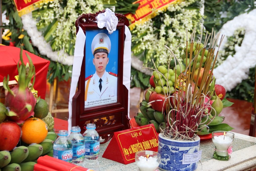 Em yên tâm an nghỉ, gia đình rất tự hào về em! - 12 Em yên tâm an nghỉ, gia đình rất tự hào về em! - 12