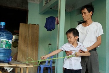 Cậu bé hai tay cử động như một