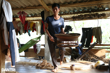 Nghị lực phi thường của chàng thanh niên tàn tật người Khùa
