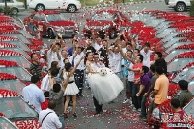 Chú rể tặng cô dâu 99.999 bông hồng đỏ