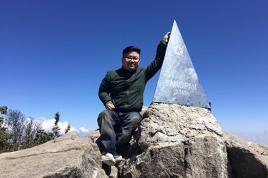 Chàng trai “không thể vỡ” và hành trình chinh phục đỉnh Fansipan bằng… hai đầu gối