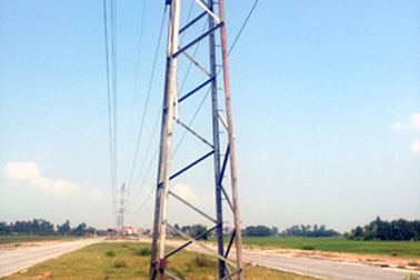 Hà Nội: Liều lĩnh trộm sắt trên cột điện cao thế