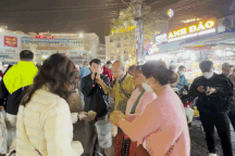 Chủ tịch trẻ thổi sáo vỉa hè, giúp ông cụ kiếm tiền ở chợ đêm Đà Lạt