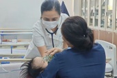 Thói quen ôm hôn trẻ sơ sinh khiến trẻ đối mặt với nguy hiểm
