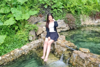 Khách Hà Nội tắm suối nóng 40 độ C cạnh cánh đồng lúa, bất ngờ vì giá rẻ