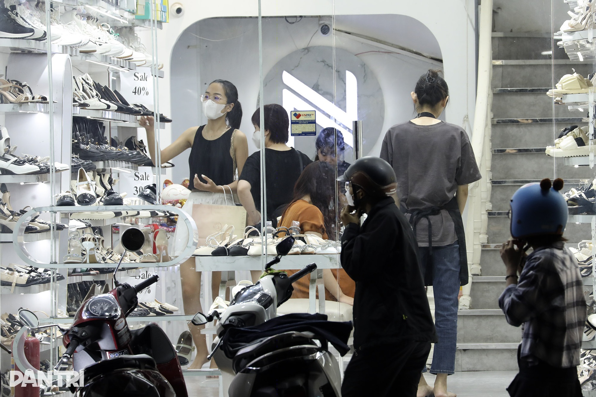 Đường Nguyễn Trãi bụi bặm bỗng trở thành phố thời trang sầm uất về đêm - 6