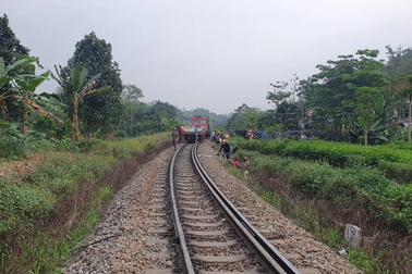 Lào Cai: Va chạm với xe goòng khi băng qua đường sắt, 2 trẻ nhỏ tử vong