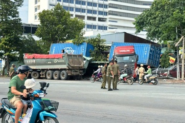 Cabin xe tải rơi khỏi phương tiện, container đè bẹp một ô tô sau va chạm
