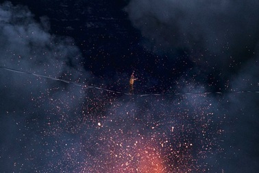 Ngoạn mục cảnh tượng đi thăng bằng trên dây qua miệng núi lửa