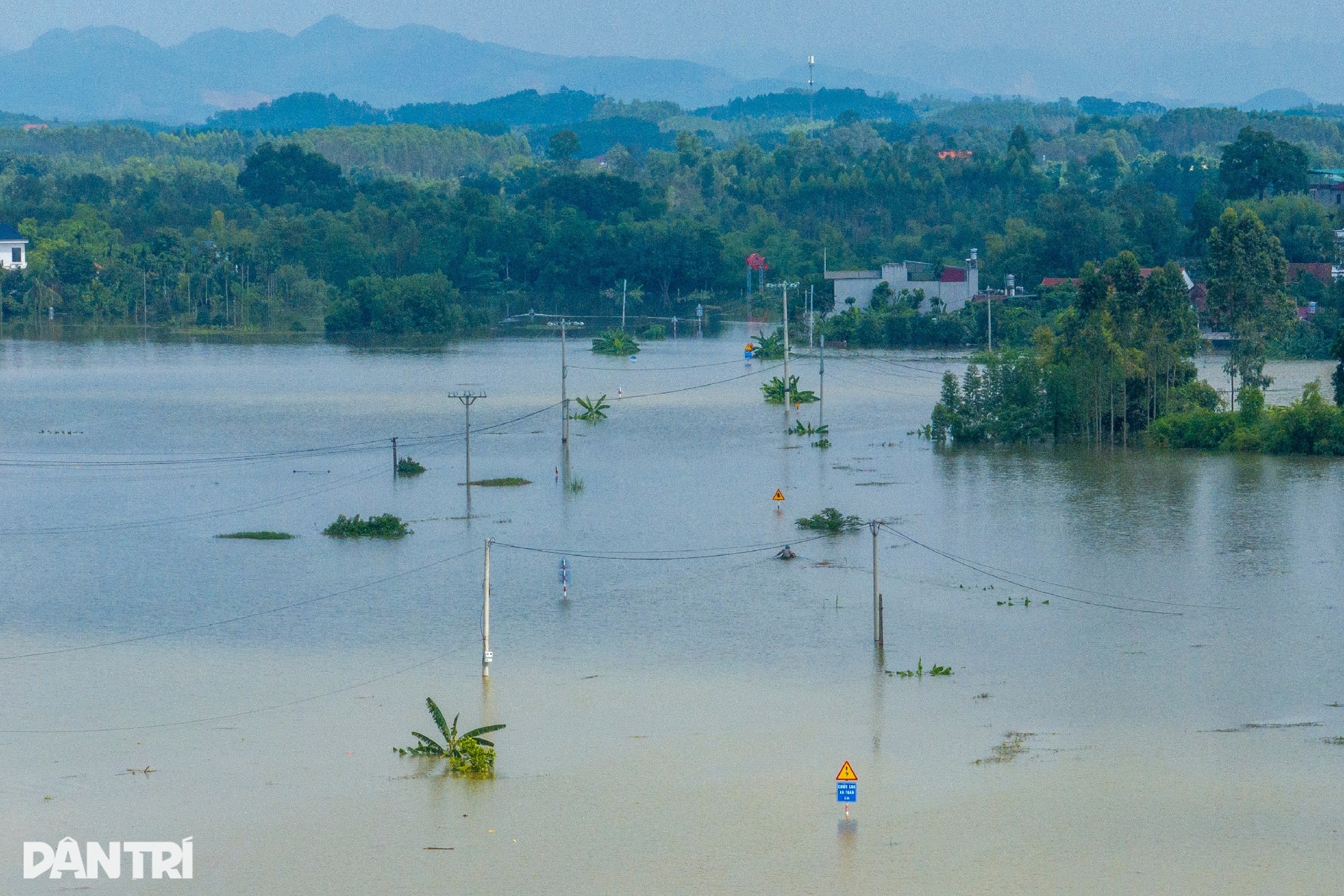 Khung cảnh xót xa với những mái nhà chìm sâu dưới dòng nước lũ - 13