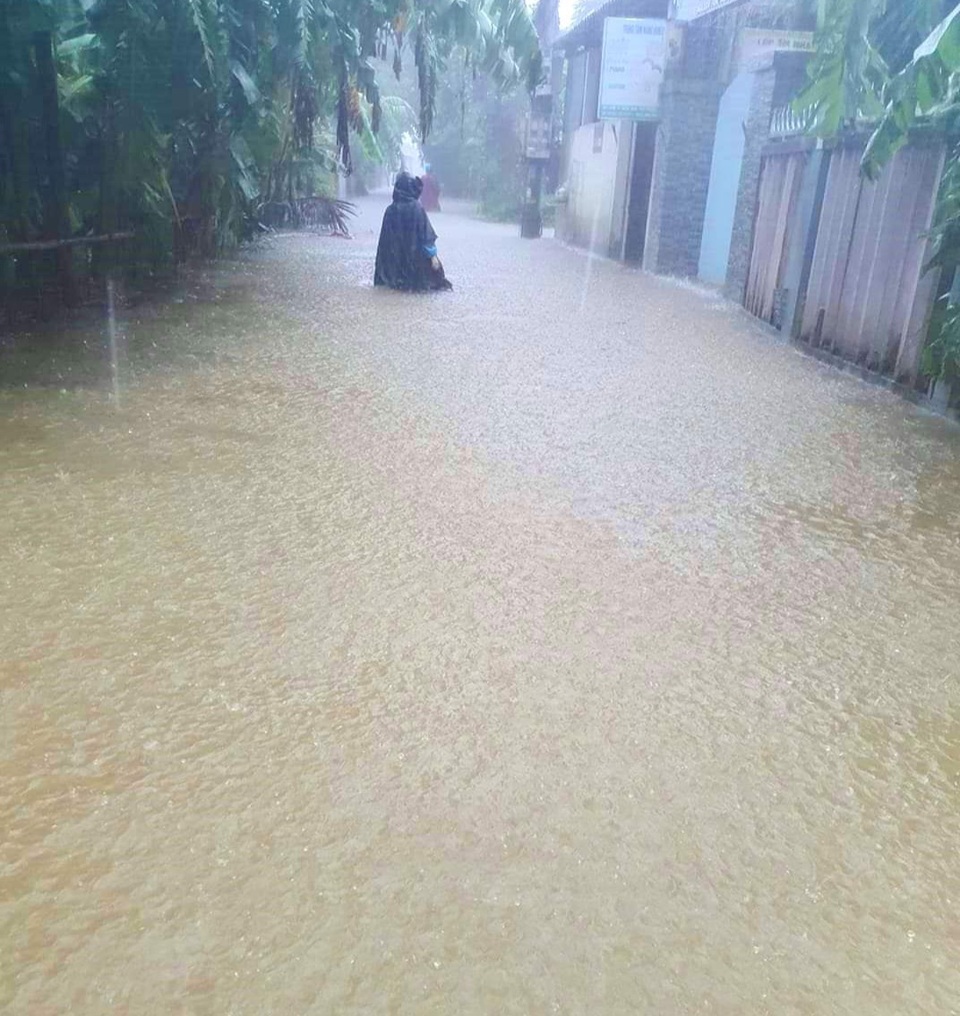Nước sông Hương gần tràn bờ, TP Huế ngập mênh mông - 12 Nước sông Hương gần tràn bờ, TP Huế ngập mênh mông - 12