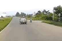 Ô tô bán tải tạt ngã xe máy, người lăn trên đường cực nguy hiểm