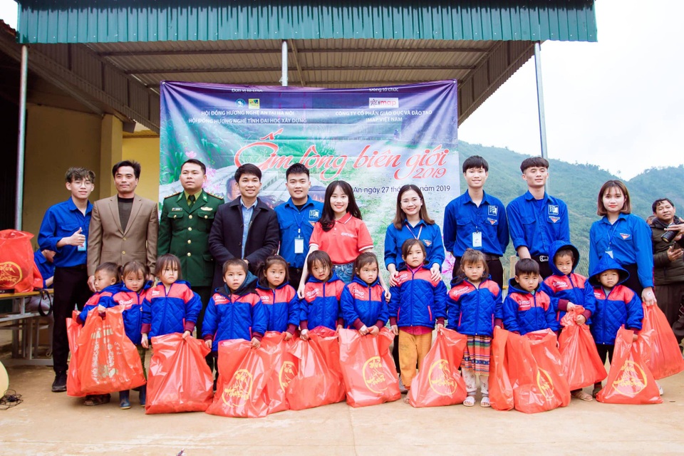 Tình người xa quê đến với đồng bào người HMông nơi biên viễn - 1 Tình người xa quê đến với đồng bào người HMông nơi biên viễn - 1