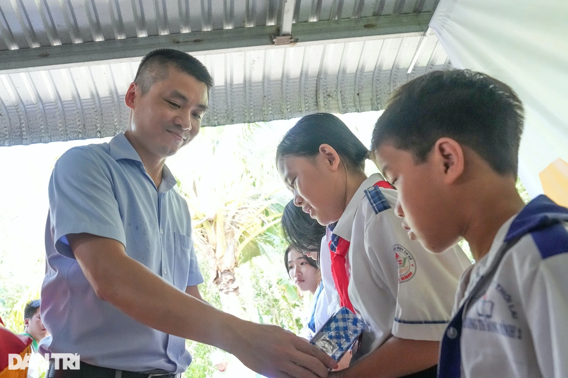 Thêm cây cầu Dân trí giúp con trẻ thoát cảnh bơi xuồng qua sông - 6 Thêm cây cầu Dân trí giúp con trẻ thoát cảnh bơi xuồng qua sông - 6
