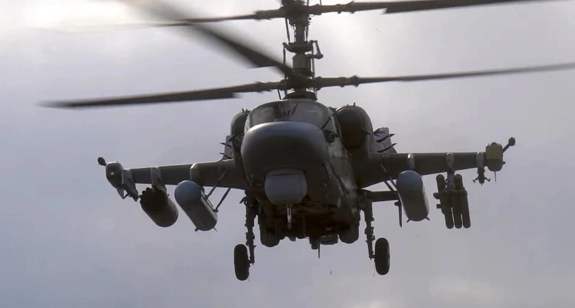 Khoảnh khắc trực thăng Ka-52 Nga phóng tên lửa vào xe thiết giáp Ukraine - 1 Khoảnh khắc trực thăng Ka-52 Nga phóng tên lửa vào xe thiết giáp Ukraine - 1