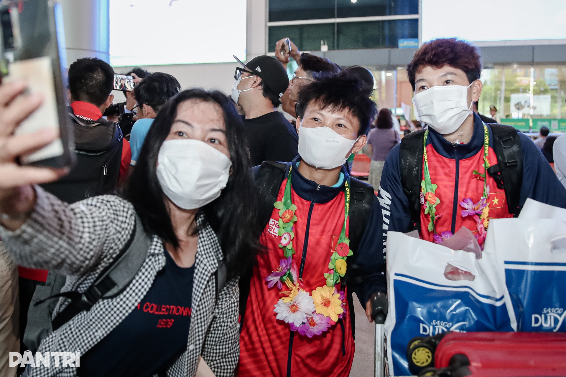 Tuyển nữ Việt Nam rạng rỡ trong ngày về nước  - 4