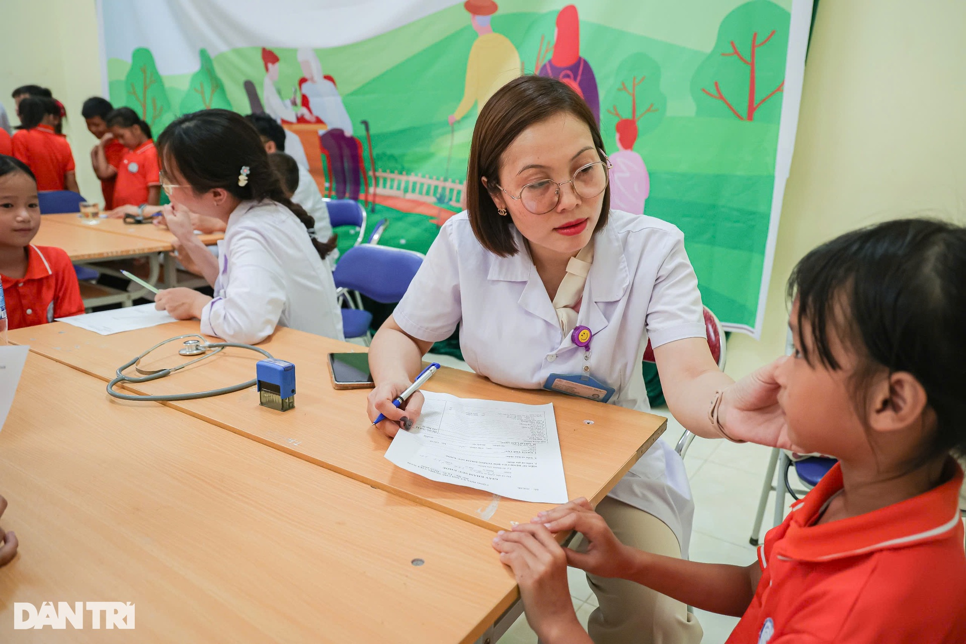 Hàng trăm trẻ em vùng biên được khám sàng lọc viêm gan B - 13 Hàng trăm trẻ em vùng biên được khám sàng lọc viêm gan B - 13
