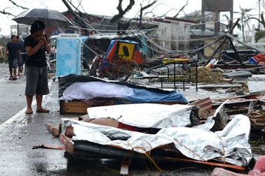 Xót xa xác người nằm rải rác trên phố ở Tacloban, Philippines