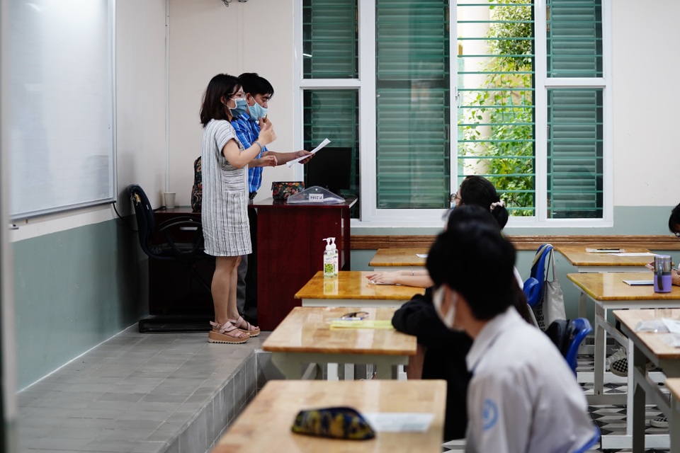Nghiêm ngặt kiểm tra thí sinh vào làm thủ tục dự thi tốt nghiệp THPT 2020 - 20 Nghiêm ngặt kiểm tra thí sinh vào làm thủ tục dự thi tốt nghiệp THPT 2020 - 20