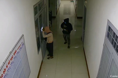 Hai nam thanh niên trùm kín đầu, đột nhập vào trường học trộm cắp
