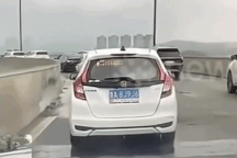 Ô tô bốc cháy dữ dội sau khi đi qua vũng nước đọng trên đường