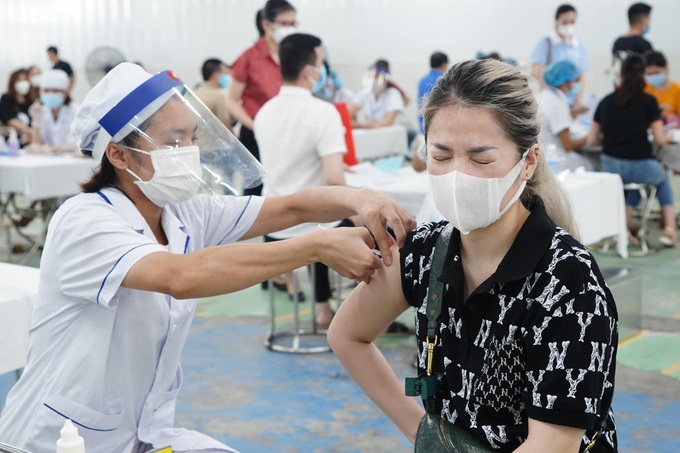 Hàng nghìn công nhân khu công nghiệp Quang Minh được tiêm vaccine Covid-19 - Ảnh 9.