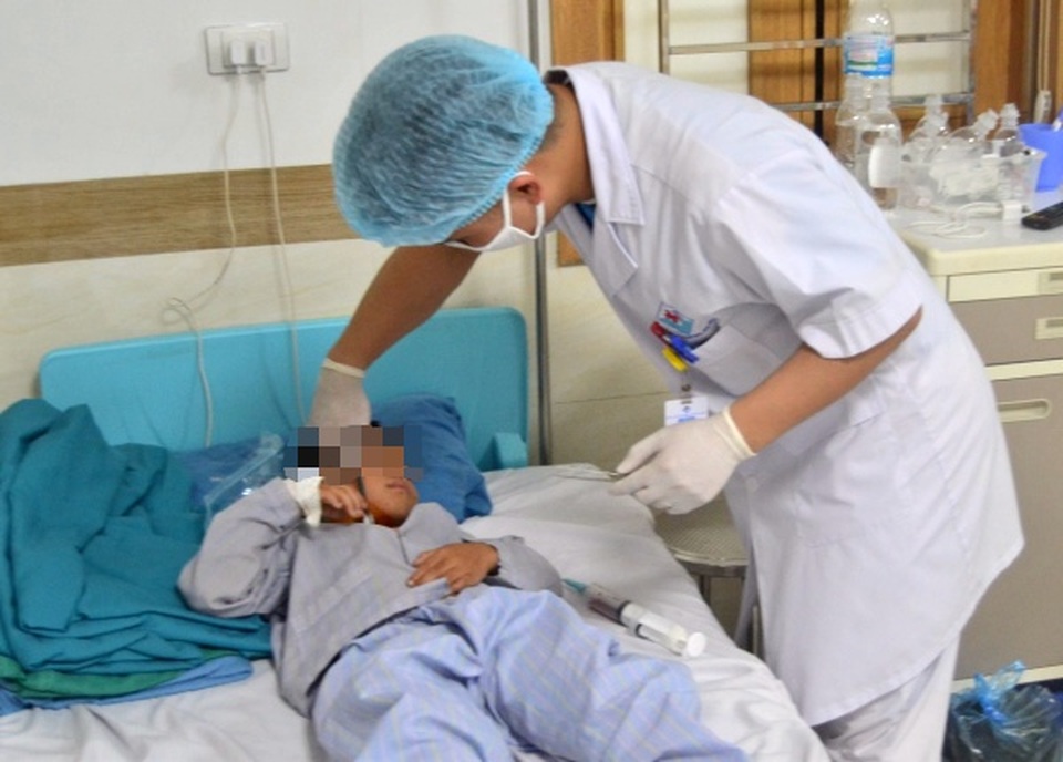 Bé trai 8 tuổi bị tôn cắt vào cổ khi đang đi xe đạp - 2 Bé trai 8 tuổi bị tôn cắt vào cổ khi đang đi xe đạp - 2