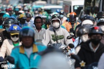 Sợ bị xử phạt, nhiều người ở TPHCM dừng xe dù đèn xanh còn 5 giây