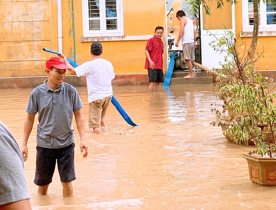 Thừa Thiên Huế: Gác việc nhà, thầy cô giáo lên dọn trường sau lũ - 1 Thừa Thiên Huế: Gác việc nhà, thầy cô giáo lên dọn trường sau lũ - 1