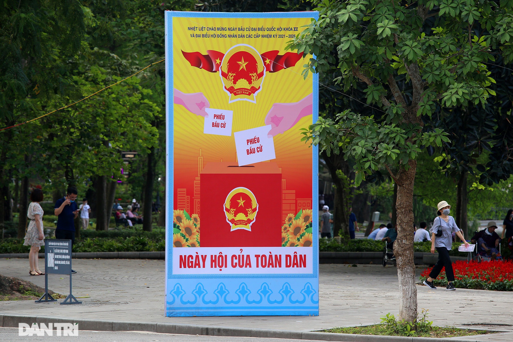 Hà Nội trang trí đường phố chào mừng cuộc bầu cử Đại biểu Quốc hội khóa XV - 11 Hà Nội trang trí đường phố chào mừng cuộc bầu cử Đại biểu Quốc hội khóa XV - 11