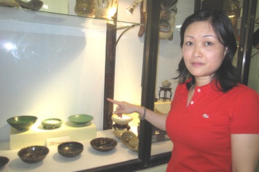 Người đàn bà cổ vật và chiếc đài sen của Huyền Trân công chúa