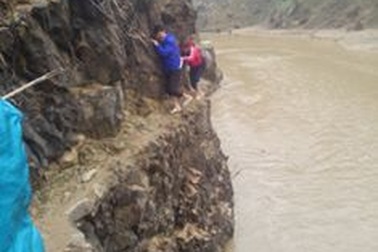 Sốc với hình ảnh giáo viên trèo đèo lội suối dạy học "gây bão" trên mạng