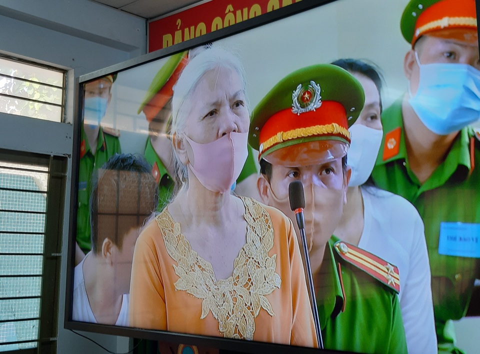 Hai chị em mang quan tài đi gây rối - 4 Hai chị em mang quan tài đi gây rối - 4