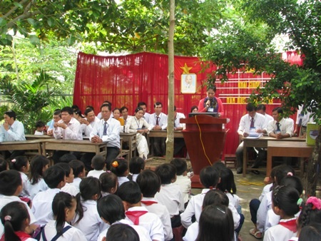 Trường "nghèo" mừng, tủi ngày khai giảng